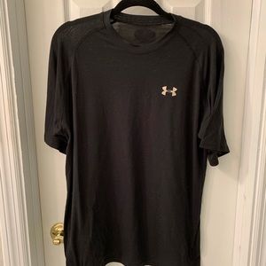 UNDER ARMOUR MENS T-SHIRT- MINT CONDITION
